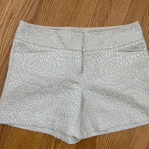 Silver and cream metallic shorts from the Limited 💛 Size 8